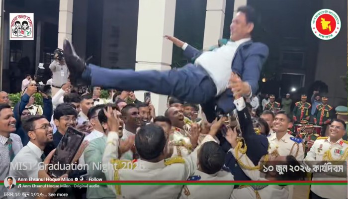 শিক্ষামন্ত্রীকে শূন্যে ভাসিয়ে এমআইএসটি গ্র্যাজুয়েটদের উল্লাস