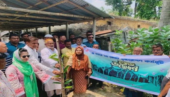 দুর্গাপুরে ক্ষুদ্র নৃ-গোষ্ঠীর মাঝে বৃত্তি, বাইসাইকেল ও সেলাই মেশিন বিতরণ