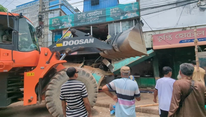 ফুটপাত দখল ও অবৈধ পার্কিংয়ের বিরুদ্ধে রাজশাহীতে সাঁড়াশি অভিযান