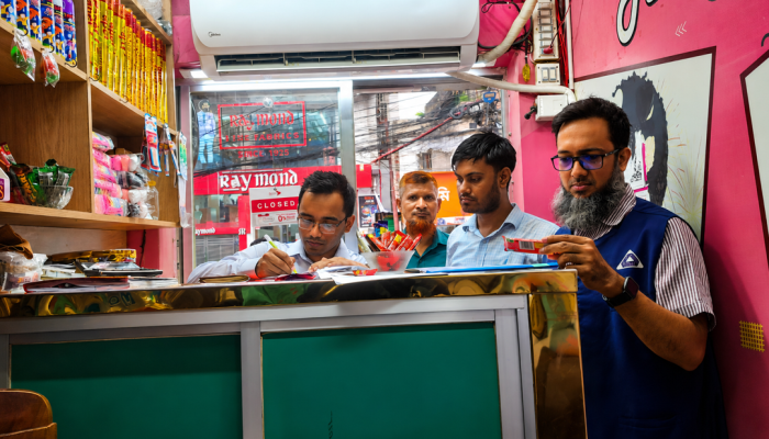 রাজশাহীতে অনুমোদনহীন কেক ও চোরাই চকোলেট বিক্রিতে জরিমানা