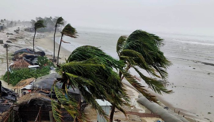 দুপুরের মধ্যে ৬০ কিমি বেগে ঝড়ের আভাস