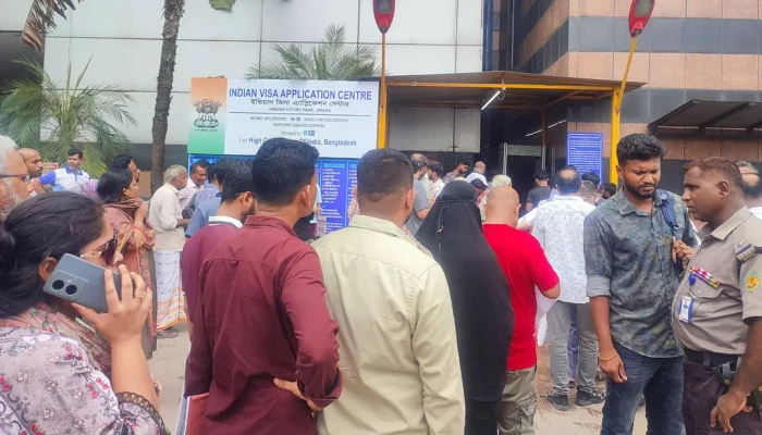 ভারতীয় ভিসাকেন্দ্রে দীর্ঘ সারি, ‘স্লট’ নিয়ে বড় ভোগান্তি