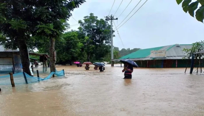 টানা বর্ষণে খাগড়াছড়ি প্লাবিত, সড়কে যান চলাচল বন্ধ