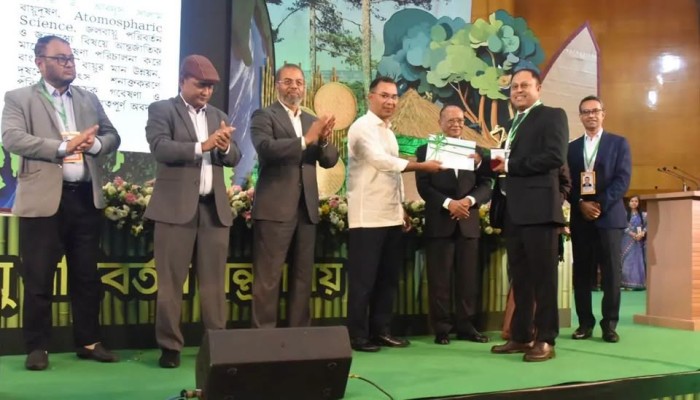 প্রধানমন্ত্রীর হাত থেকে জাতীয় পরিবেশ পদক নিলেন ঢাবি প্রো ভিসি