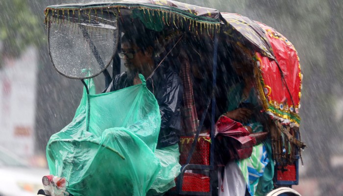 টানা বর্ষণের পূর্বাভাস, ১৪ জেলায় ঝড়-বজ্রবৃষ্টির সতর্কতা