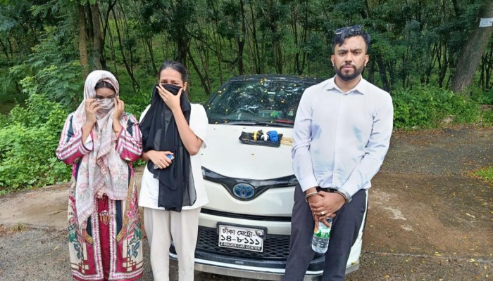 স্বরাষ্ট্র মন্ত্রণালয়ের স্টিকারযুক্ত গাড়ি থেকে ইয়াবাসহ গ্রেপ্তার ৩