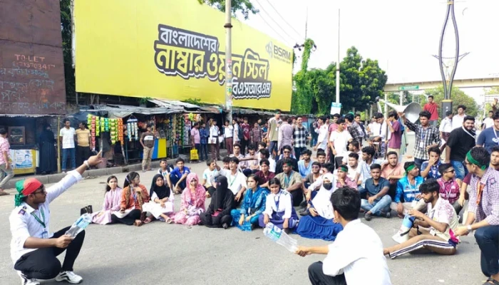 শিক্ষামন্ত্রীর পদত্যাগ দাবিতে রাজশাহীতে ৪ ঘণ্টা সড়ক অবরোধ