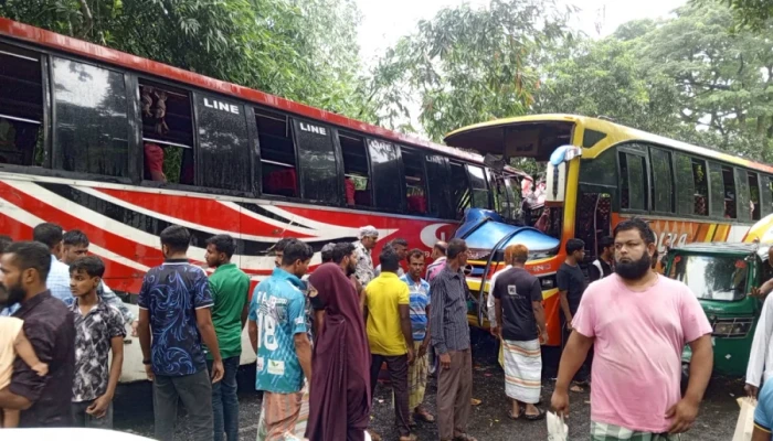 পাবনায় দুই বাসের মুখোমুখি সংঘর্ষ, আহত ১০ পাবনায় দুই বাসের মুখোমুখি সংঘর্ষ, আহত ১০