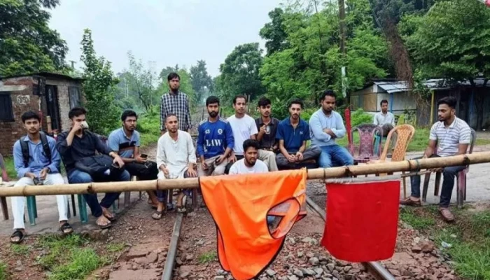 রাবি শিক্ষার্থীকে মারধর, রাজশাহীর সঙ্গে সারাদেশের রেল যোগাযোগ বন্ধ রাবি শিক্ষার্থীকে মারধর, রাজশাহীর সঙ্গে সারাদেশের রেল যোগাযোগ বন্ধ