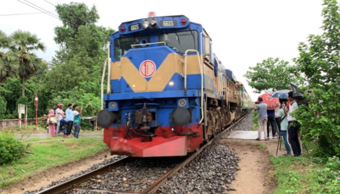 ৮ ঘণ্টা পর স্বাভাবিক হলো রাজশাহীর রেল যোগাযোগ