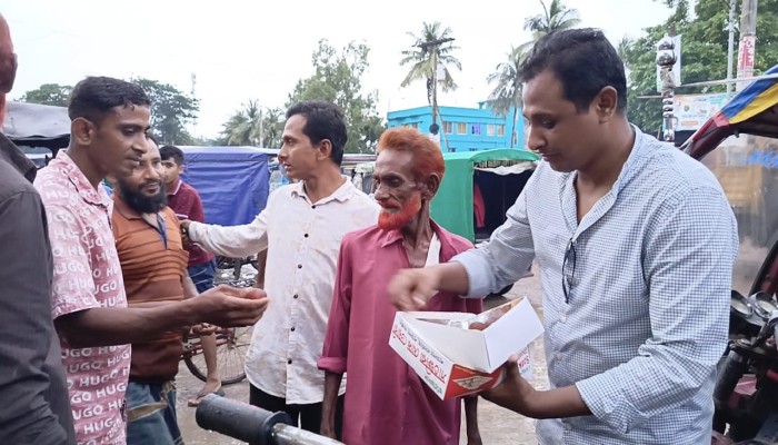 এমপি গাজী নজরুলকে বহিষ্কারের পর শ্যামনগরে মিষ্টি বিতরণ