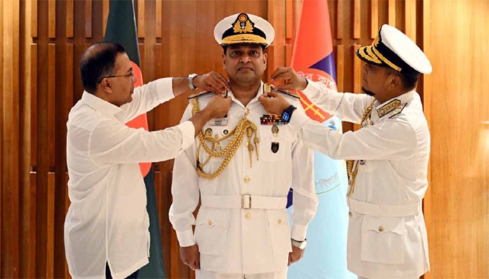 নবনিযুক্ত নৌপ্রধানকে র‌্যাঙ্ক ব্যাজ পরালেন প্রধানমন্ত্রী