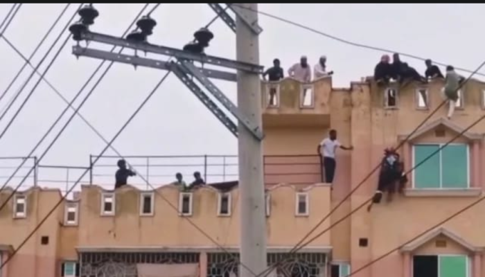 পাঁচতলার কার্নিশে আটকা মাদ্রাসাছাত্রীকে উদ্ধার করল ফায়ার সার্ভিস