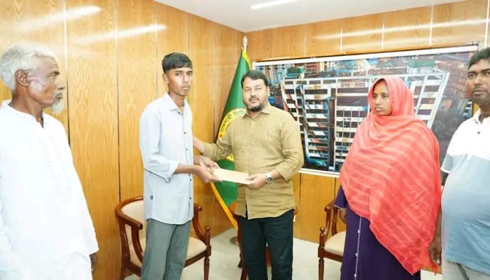 জিপিএ-৫ পাওয়া ফাহিমের পাশে রাসিক প্রশাসক রিটন