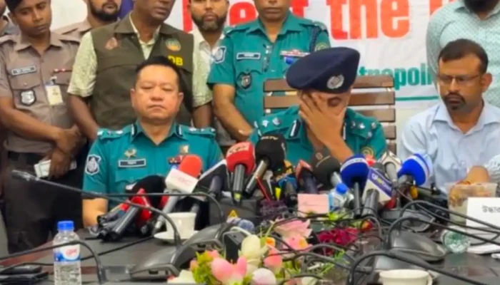 রংপুরে ৪ হত্যাকাণ্ড: নির্মমতার বর্ণনা দিতে গিয়ে কাঁদলেন পুলিশ কমিশনার