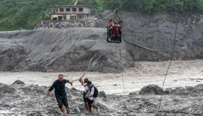 বন্যার পর উত্তাল নদী পারাপারে নেপালে জিপলাইনে ভরসা