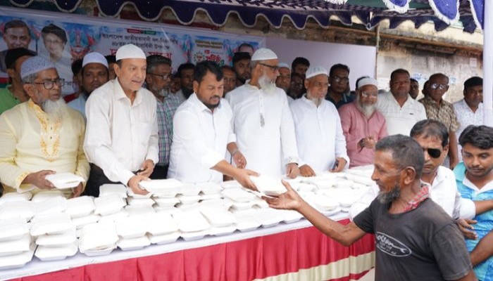 প্রতিষ্ঠাবার্ষিকী উপলক্ষে রাজশাহীতে দুস্থদের মাঝে বিএনপির খাবার বিতরণ
