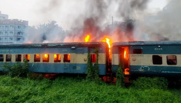 চট্টগ্রামে পরিত্যক্ত ট্রেনের দুই বগিতে আগুন