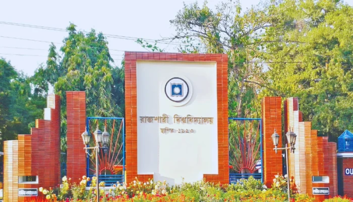 রাবি ছাত্রীকে মুঠোফোনে কুপ্রস্তাব, যুবককে পিটিয়ে পুলিশে দিলেন সহপাঠীরা