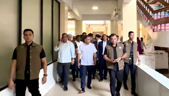 সাড়ে চার ঘণ্টায় রাজধানীর ১৩ স্পট পরিদর্শন প্রধানমন্ত্রীর