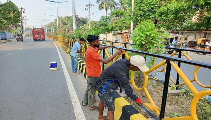 প্রধানমন্ত্রী আসবেন, রাজশাহী নগরের সড়কে পিচঢালাই, রাঙানো হচ্ছে দেয়াল
