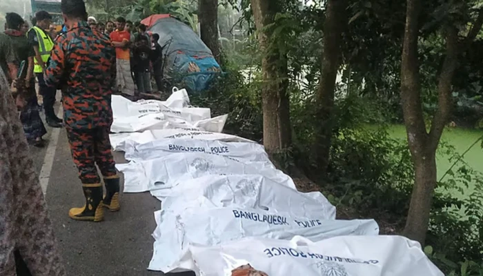 নাটোরে বাস-ট্রাক সং'ঘ'র্ষে নি'হ'ত ১০