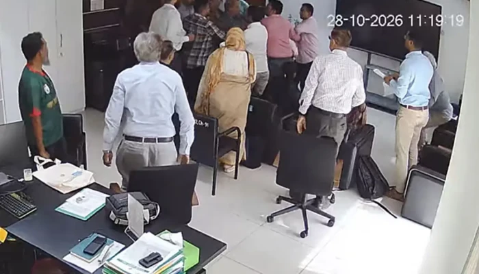 যেভাবে নিজ কার্যালয়ে ‘মা`র`ধ`রে`র’ শি`কা`র হলেন আইইডিসিআর পরিচালক