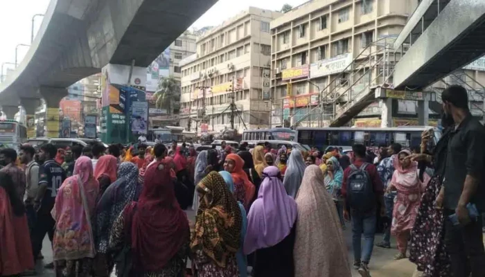 মিরপুরে সড়ক অ`ব`রো`ধ করেছেন পোশাক শ্রমিকরা, যান চলাচল ব্যা`হত