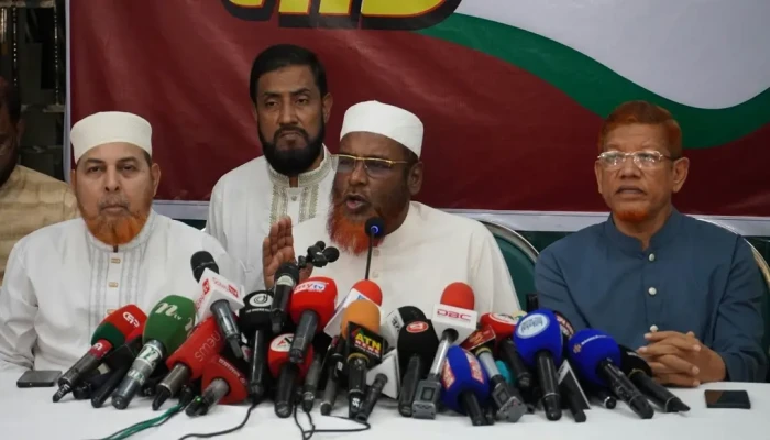 আইনশৃঙ্খলা পরিস্থিতি নিয়ন্ত্রণের বাইরে চলে যাচ্ছে